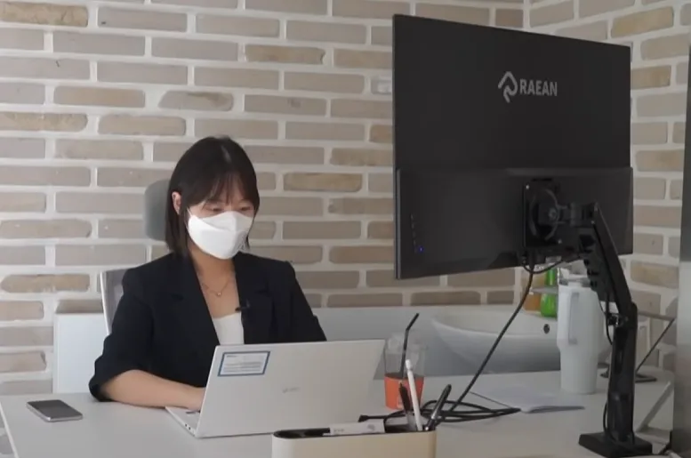 한국딥러닝 김지현 대표실에서 김지현 대표가 책상에 앉아 잇는 캡쳐 이미지